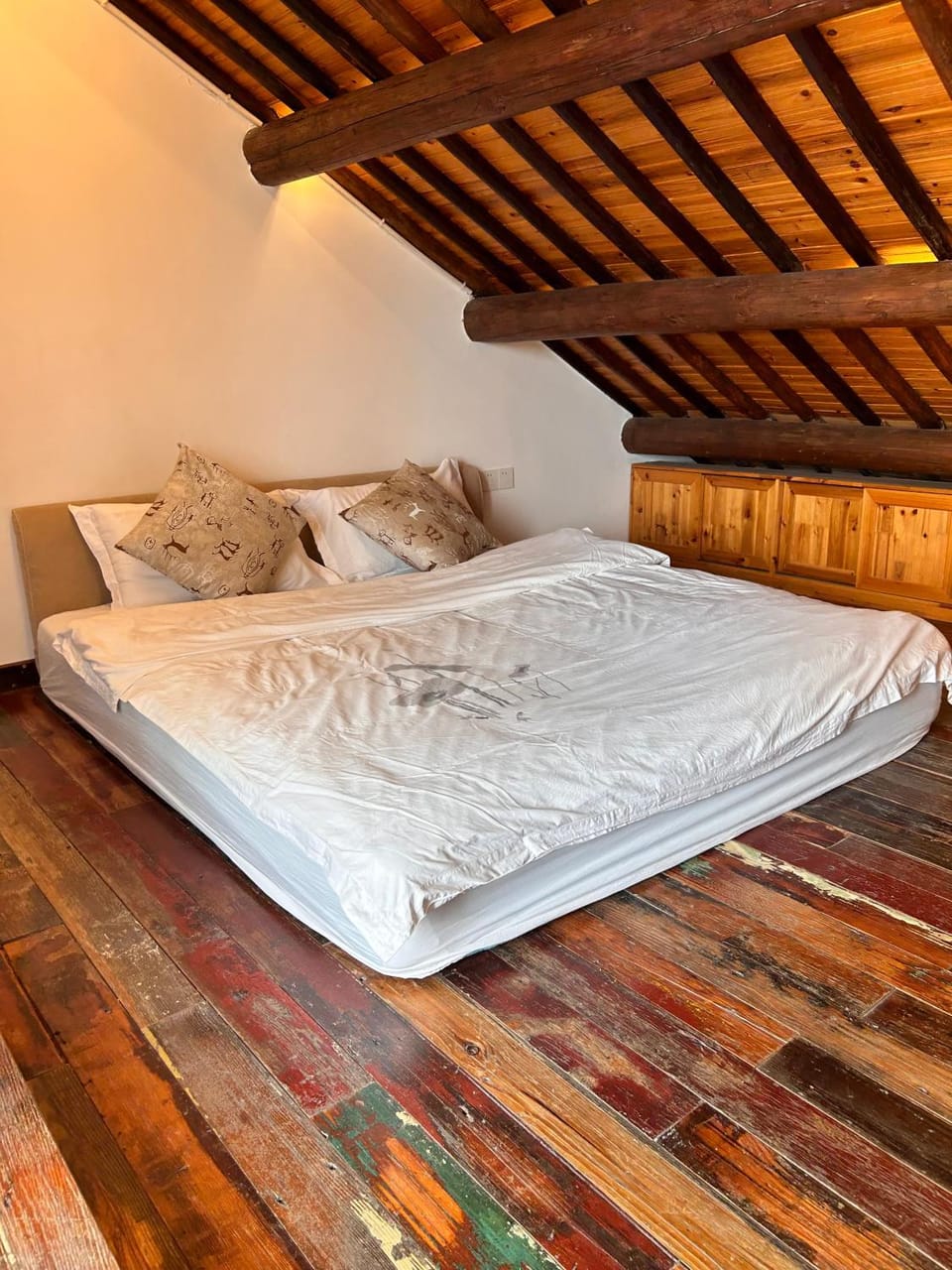 Photo of the whole room, Bedroom