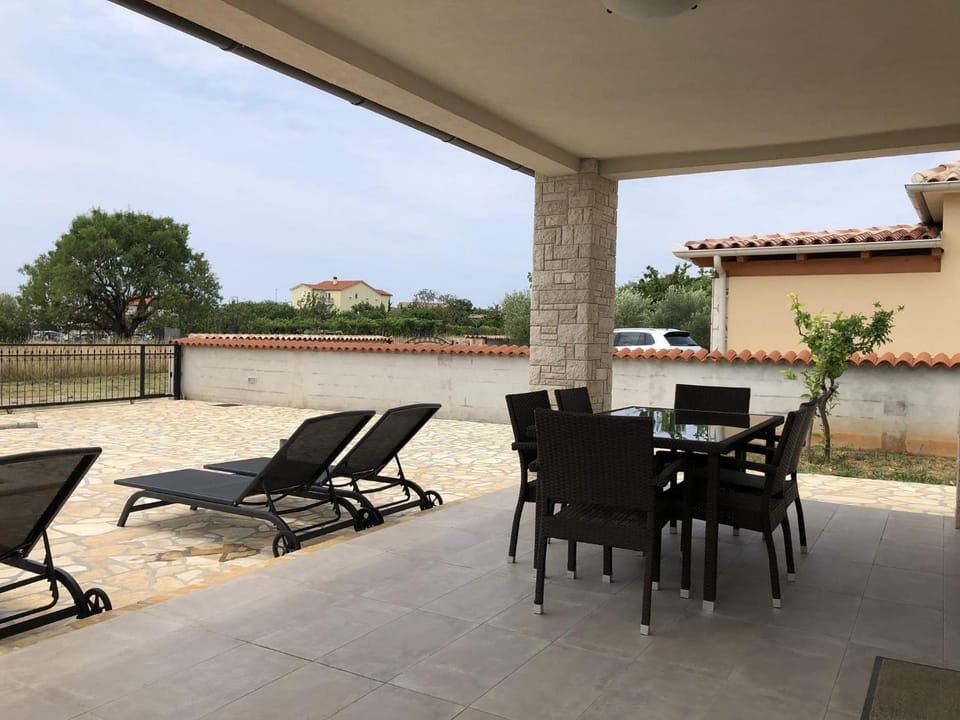Property building, Balcony/Terrace, Swimming pool