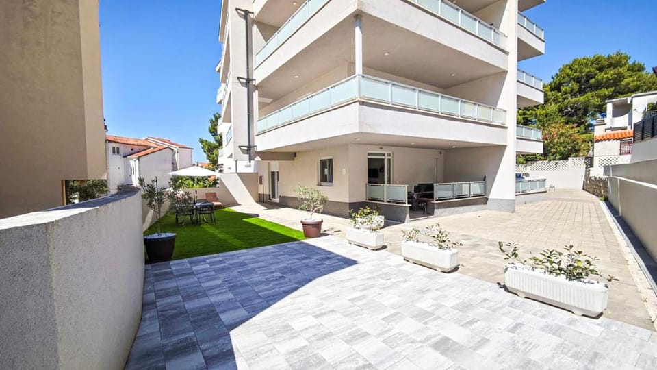 Property building, Neighbourhood
