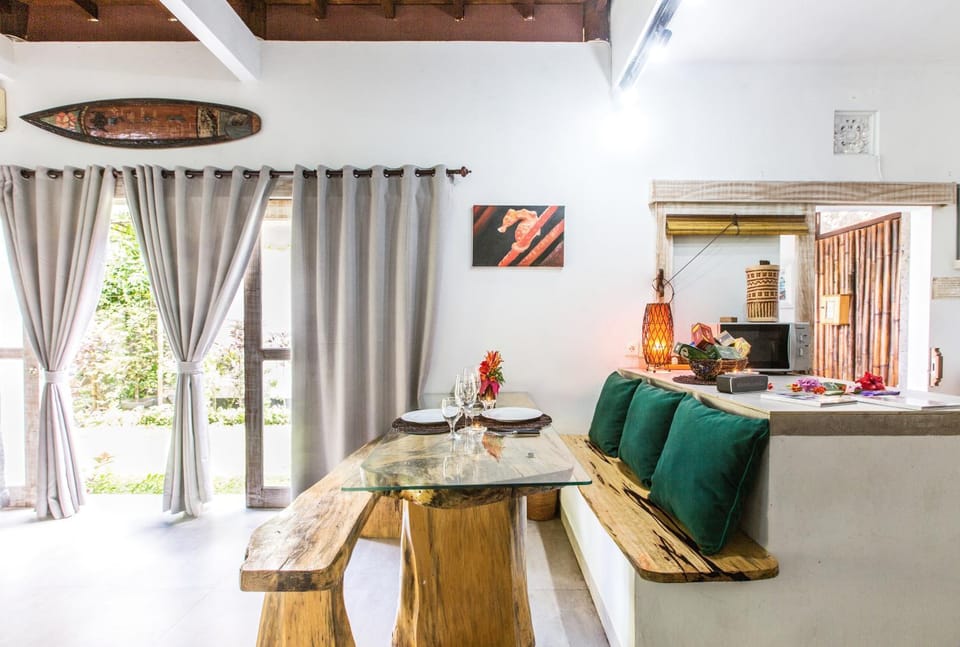 Photo of the whole room, Decorative detail, Dining area