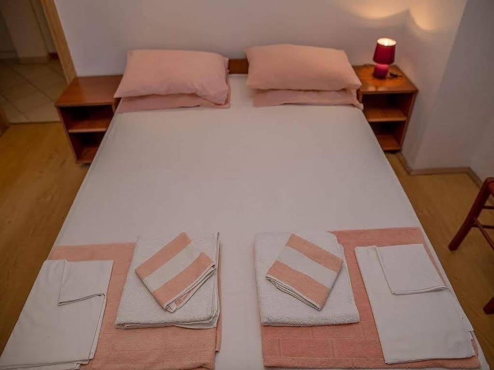 Bed, Bedroom, towels