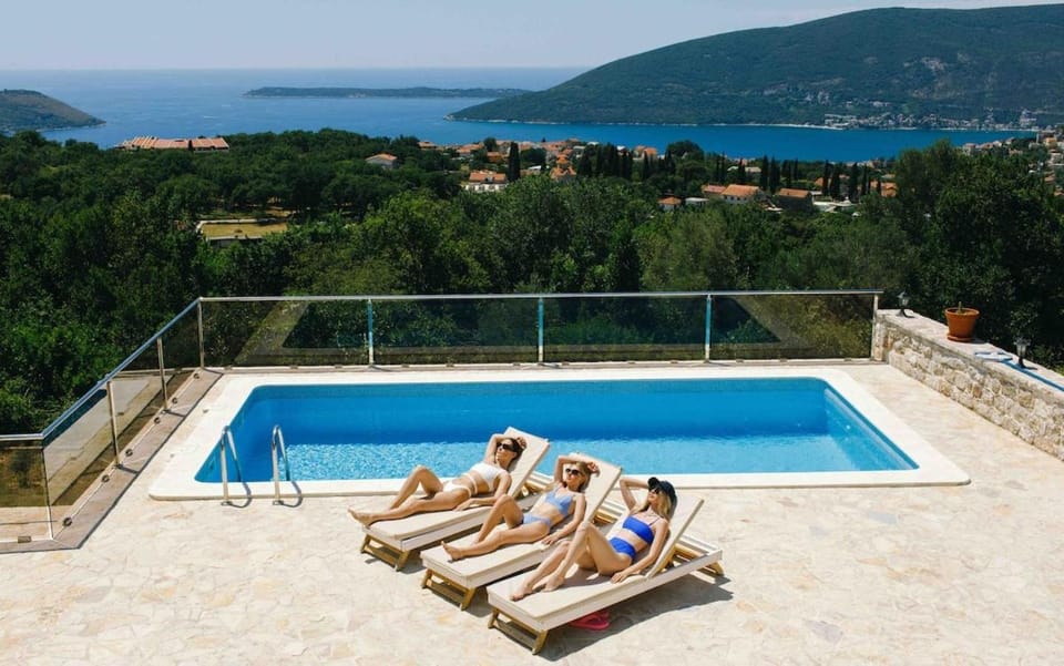 Patio, Day, Natural landscape, Pool view, Sea view, Swimming pool, group of guests, sunbed