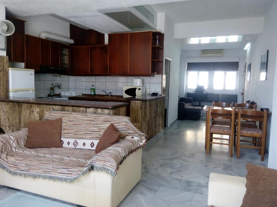 Kitchen or kitchenette, Living room, Seating area, Dining area