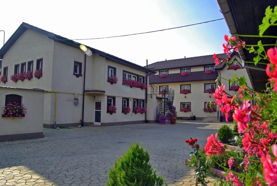 Property building, Facade/entrance, Garden, Parking
