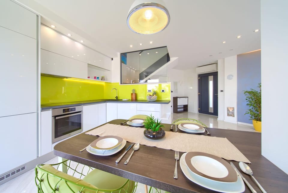 Kitchen or kitchenette, Dining area