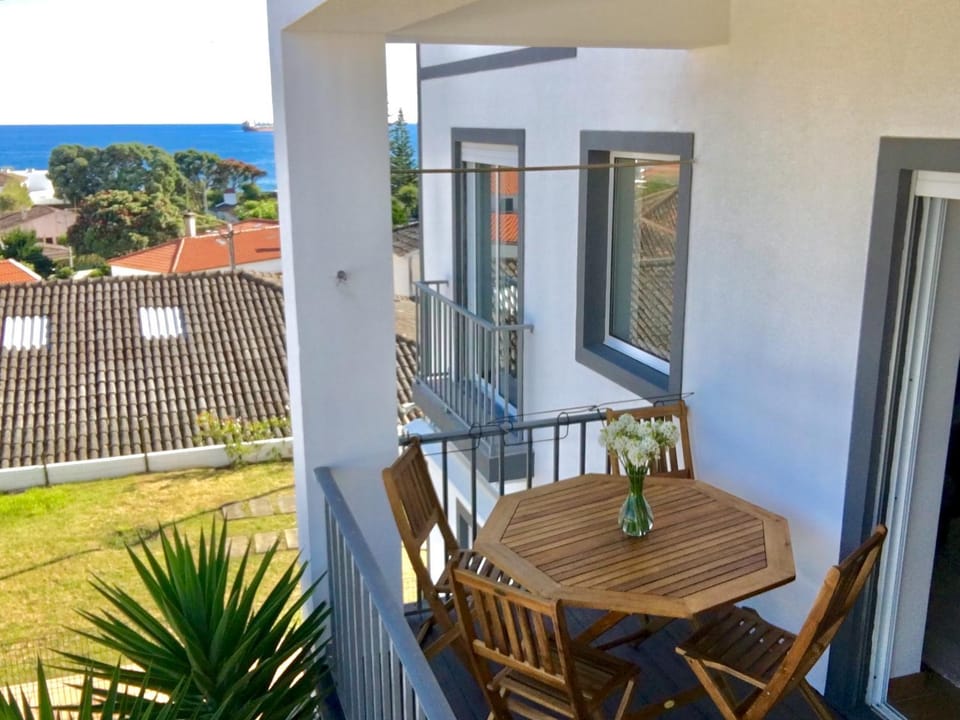 Facade/entrance, Balcony/Terrace, Sea view