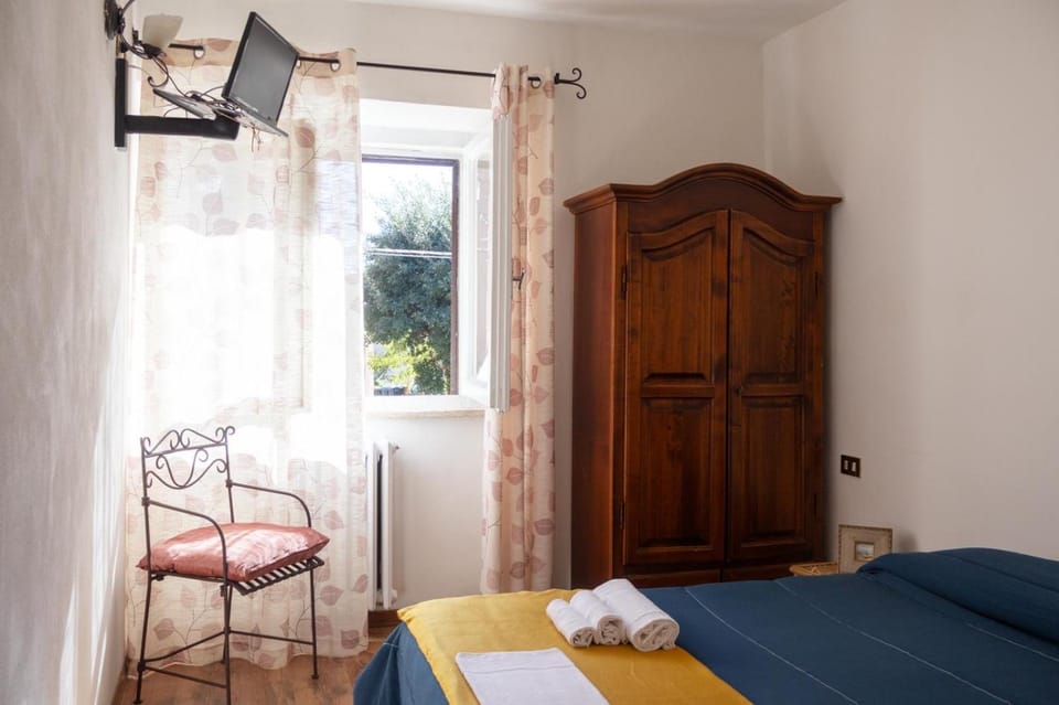 Photo of the whole room, Bedroom, towels, wardrobe
