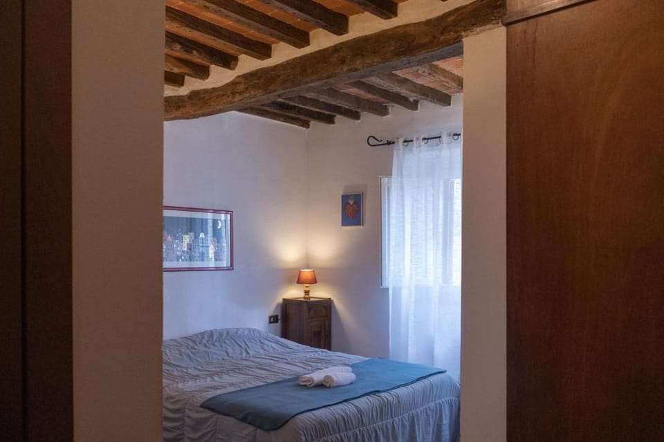 Bedroom, towels