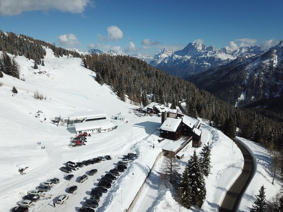 Day, Natural landscape, Bird's eye view, Winter, Skiing, Balcony/Terrace, Hiking, Mountain view, Street view