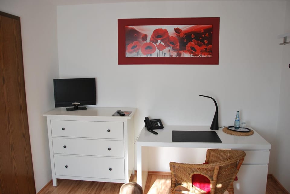 TV and multimedia, Seating area, wardrobe