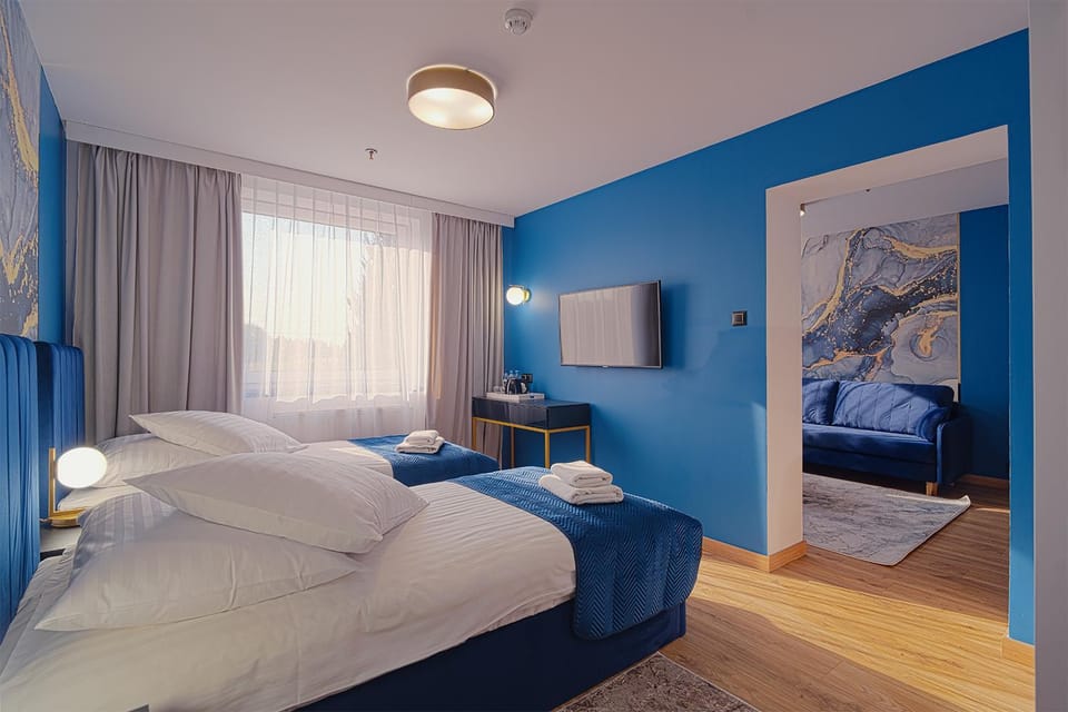 Bed, TV and multimedia, Photo of the whole room, Seating area, Bedroom