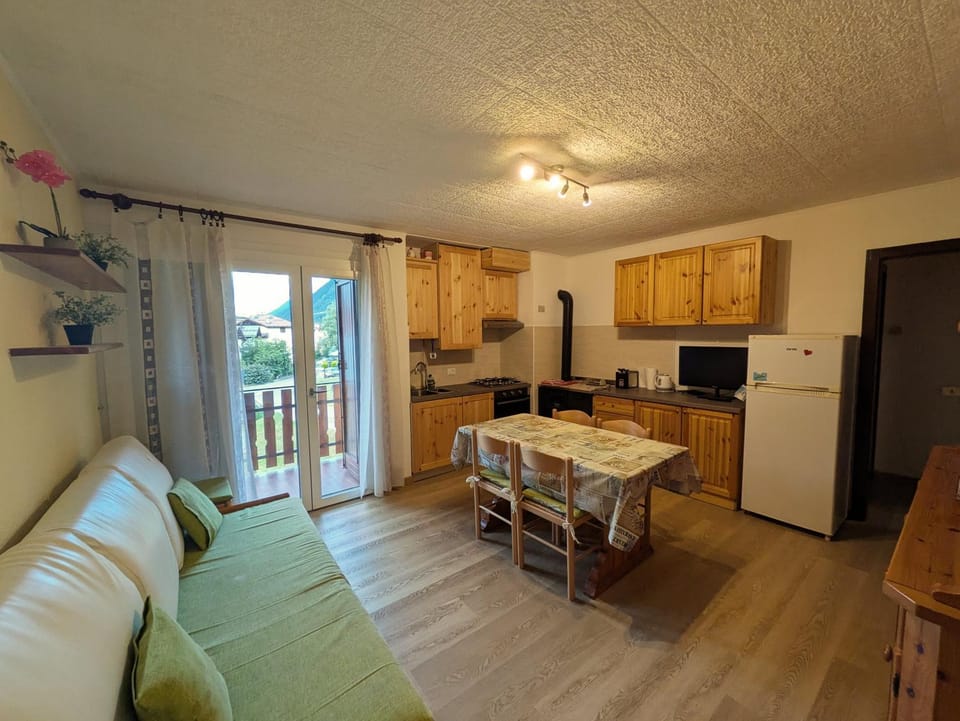 Day, Living room, kitchen