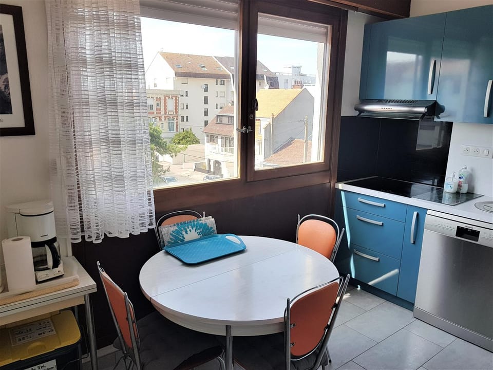 Dining area, kitchen