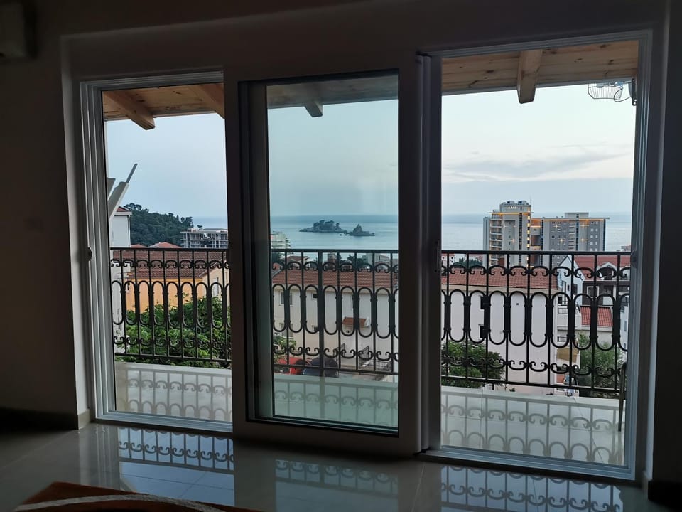 City view, Sea view