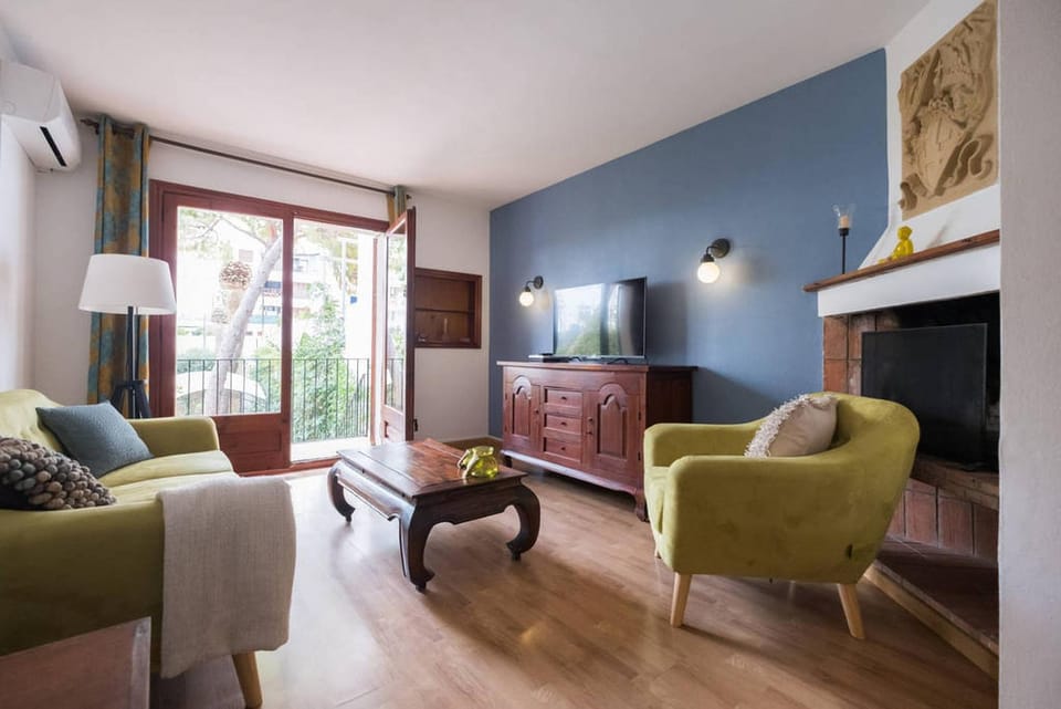 TV and multimedia, Living room, Decorative detail, Seating area