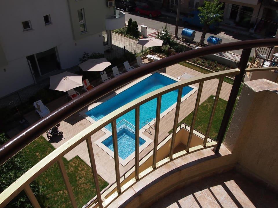 Day, Pool view
