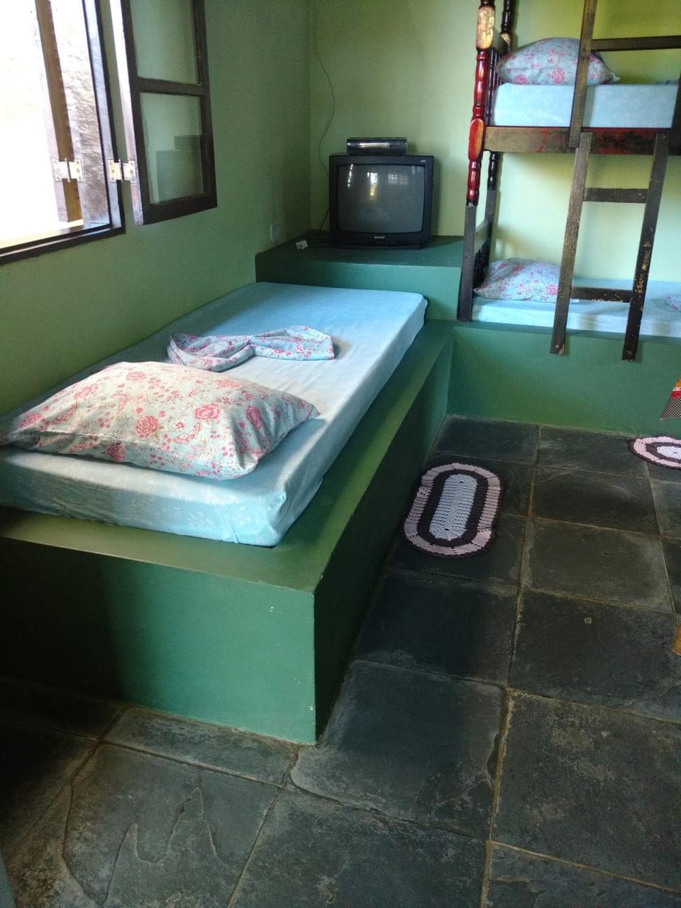 Bed, TV and multimedia, Bedroom, bunk bed