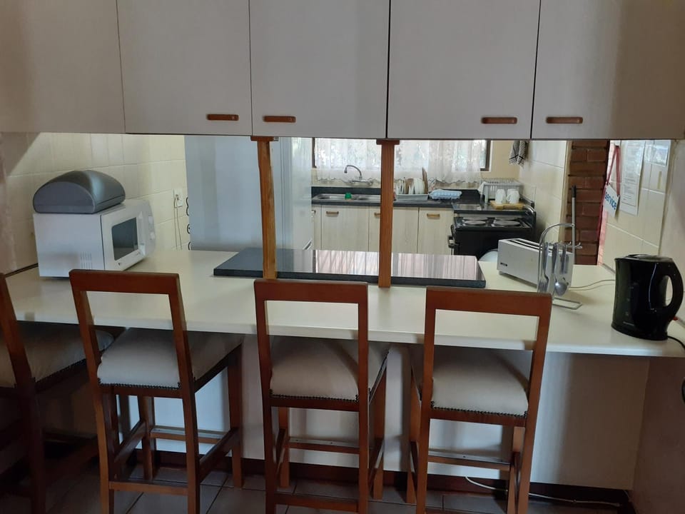 Kitchen or kitchenette, Bath