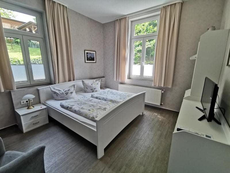 Bed, TV and multimedia, Photo of the whole room, Garden view, locker, wardrobe