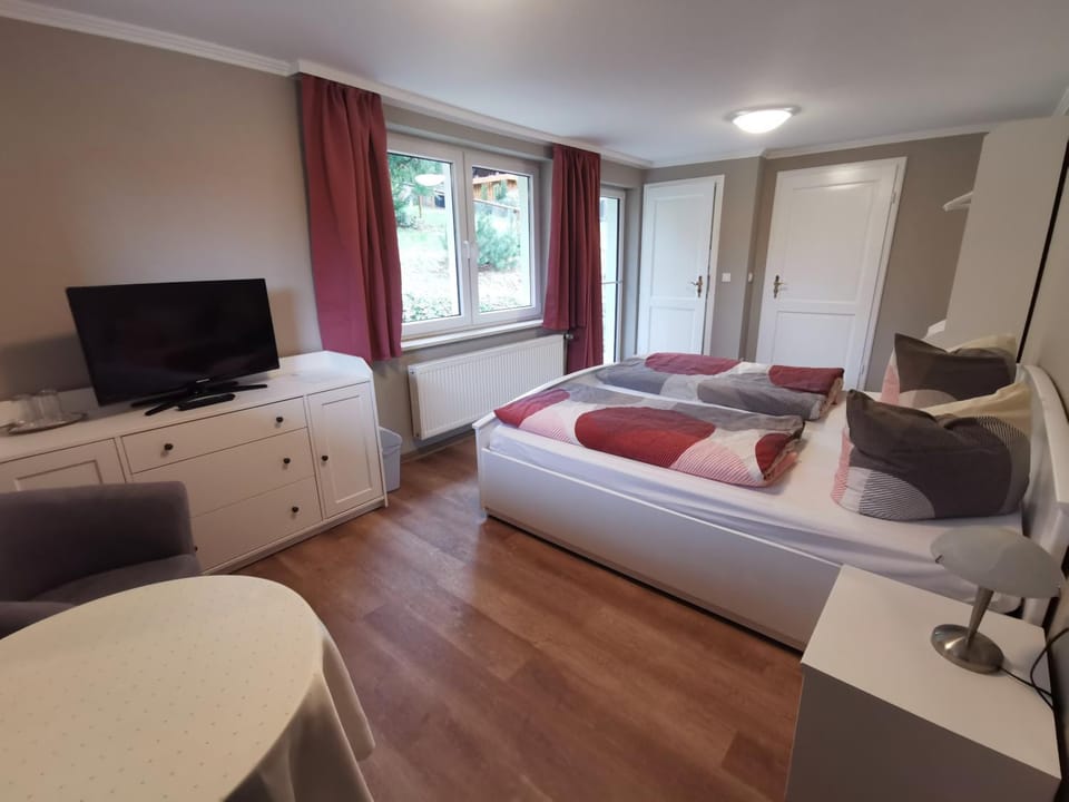 Bed, TV and multimedia, Balcony/Terrace, Photo of the whole room, Seating area, internet, locker, locker