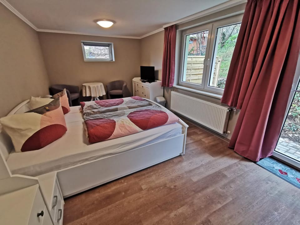 Bed, TV and multimedia, Balcony/Terrace, Photo of the whole room, Seating area, internet, locker, wardrobe