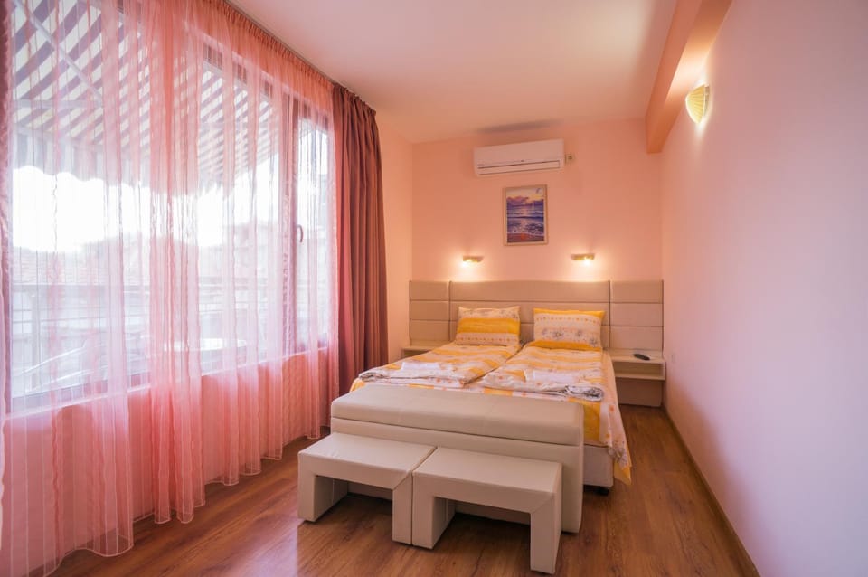Bed, Photo of the whole room, air conditioner
