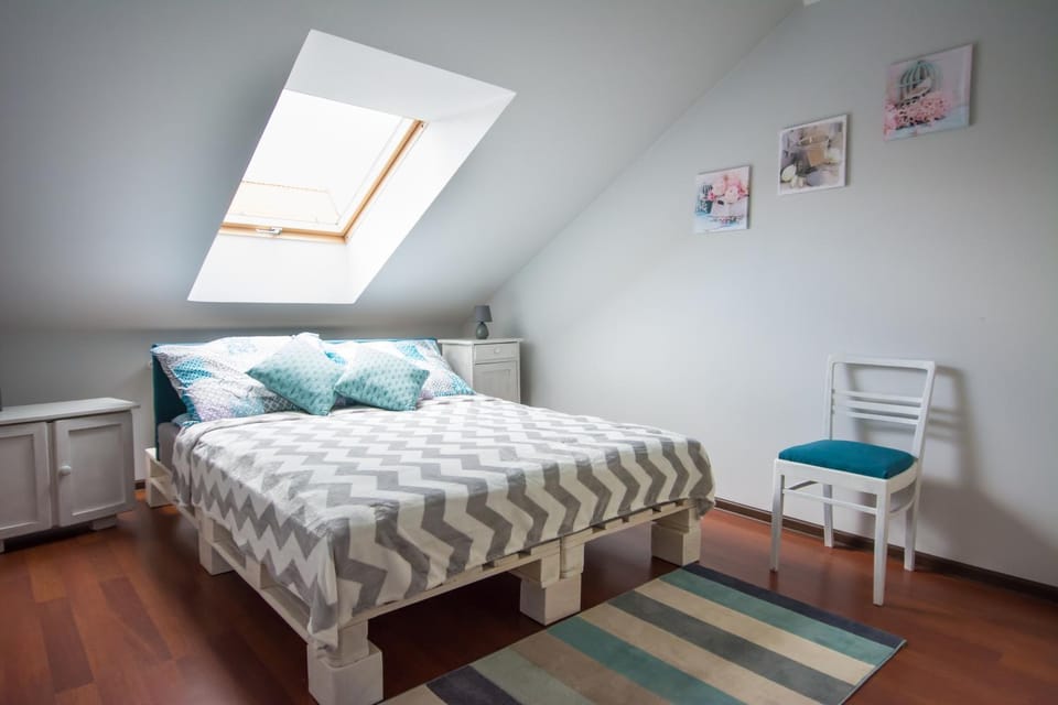 Bed, Photo of the whole room, Bedroom, On site