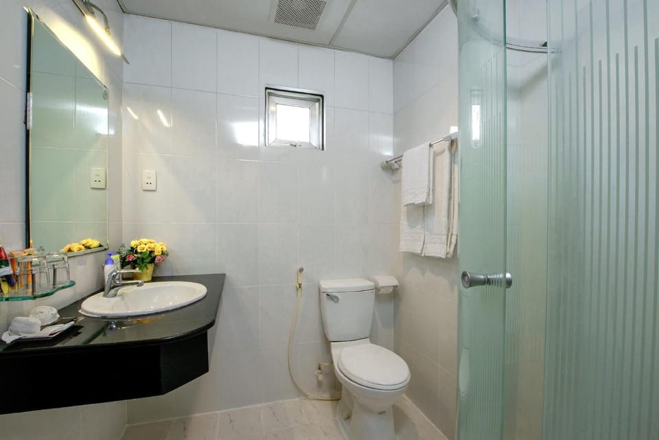 Toilet, towels