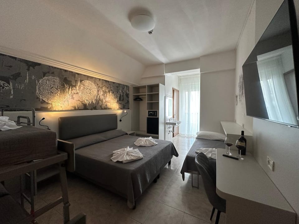 Bed, TV and multimedia, Photo of the whole room, Bedroom