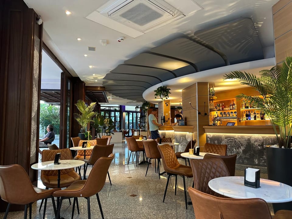 Restaurant/places to eat, Lounge or bar, Food and drinks, Banquet/Function facilities, Seating area