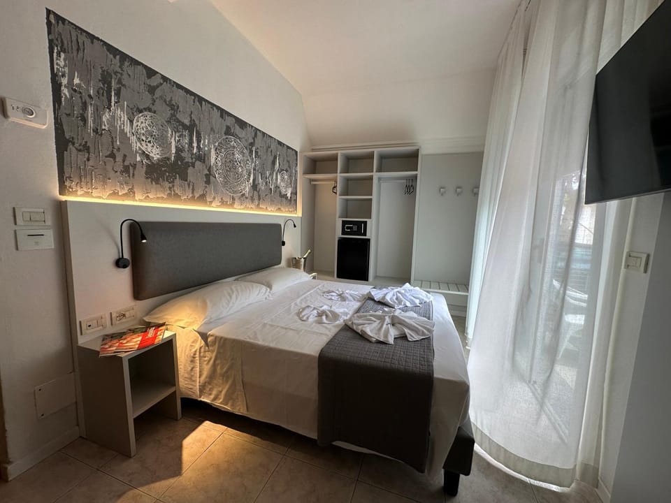 Bed, TV and multimedia, Photo of the whole room, Bedroom, towels, wardrobe