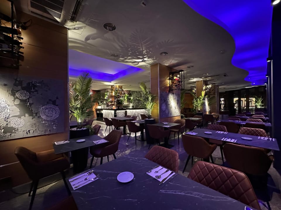 Restaurant/places to eat, Lounge or bar, Banquet/Function facilities