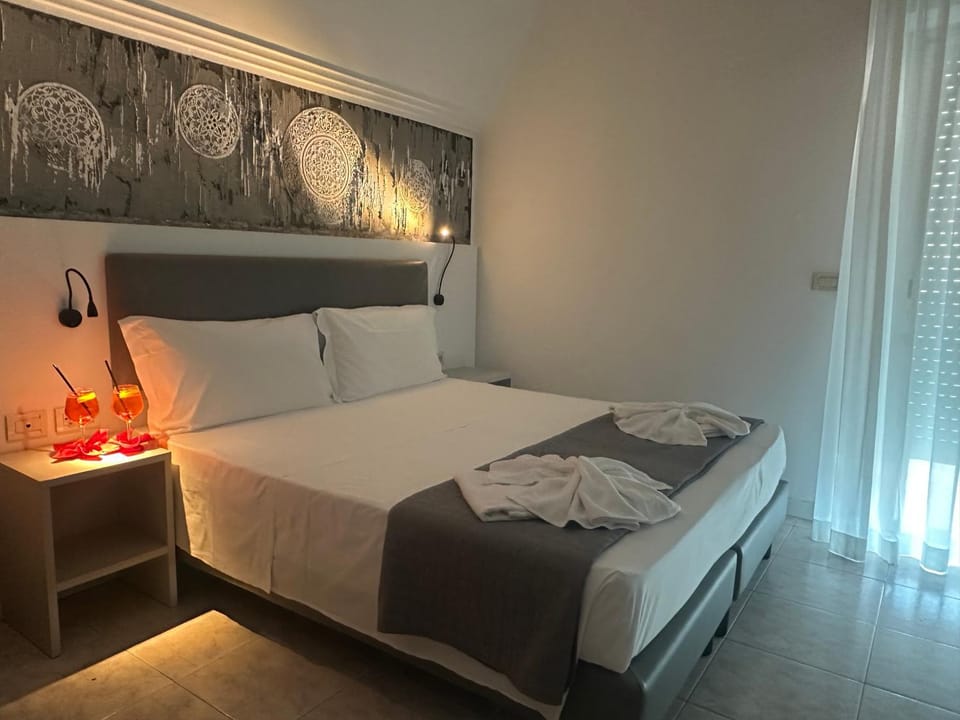 Photo of the whole room, Bedroom, towels