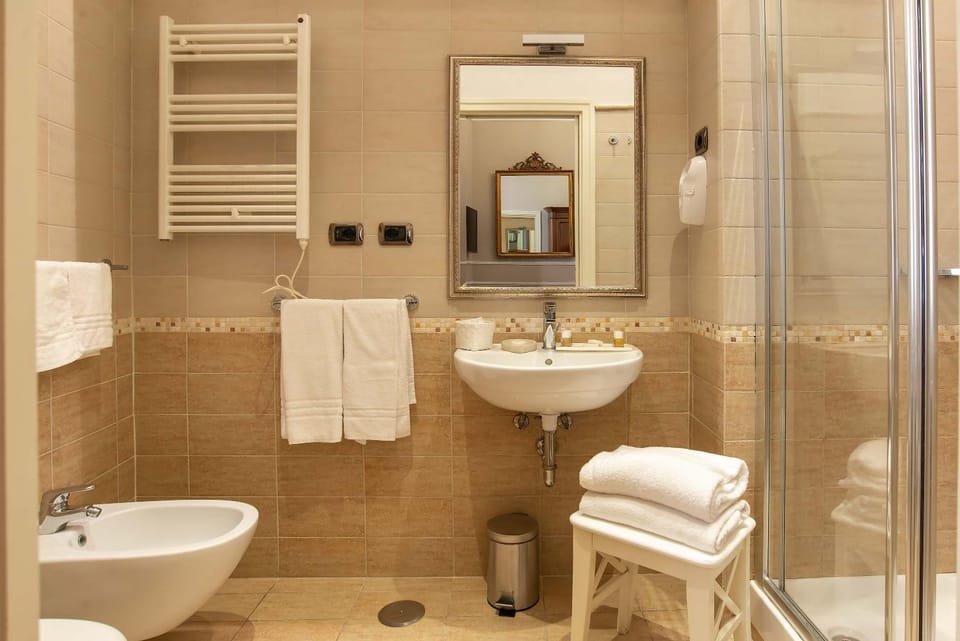 Shower, Toilet, Bathroom, bidet, towels