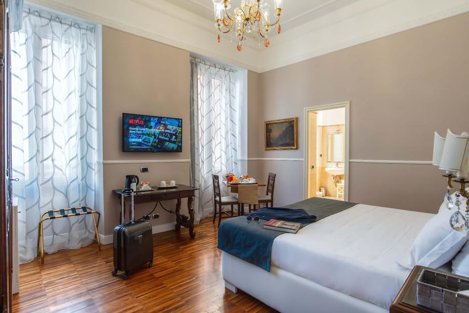 Bed, TV and multimedia, Photo of the whole room, Bedroom