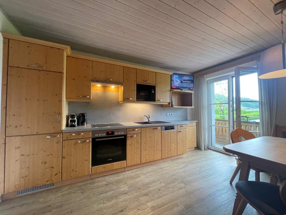TV and multimedia, Kitchen or kitchenette, oven, kitchen, kitchen