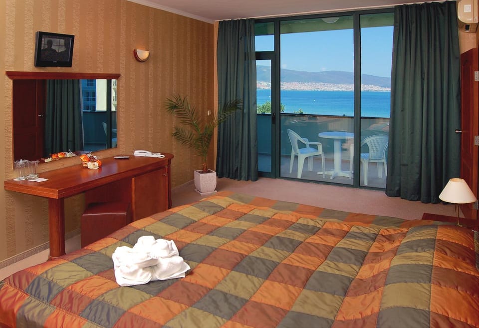 Photo of the whole room, Bedroom, Sea view