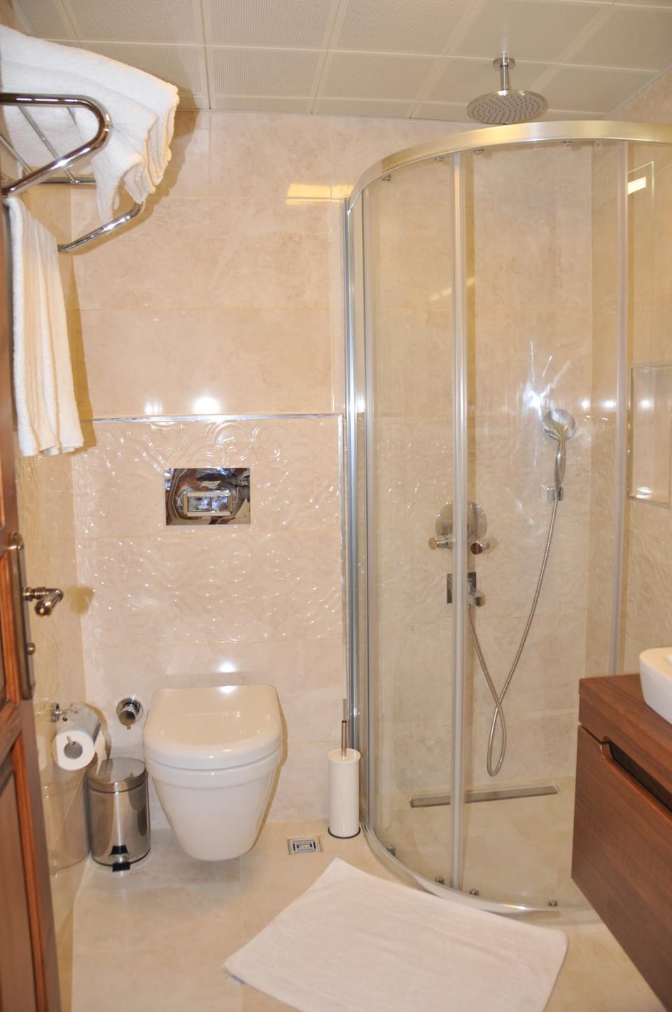 Shower, Toilet, Bathroom, towels
