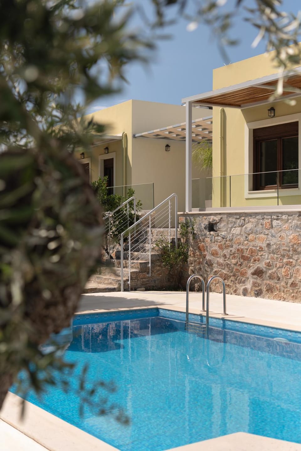 Property building, Day, Pool view, Swimming pool