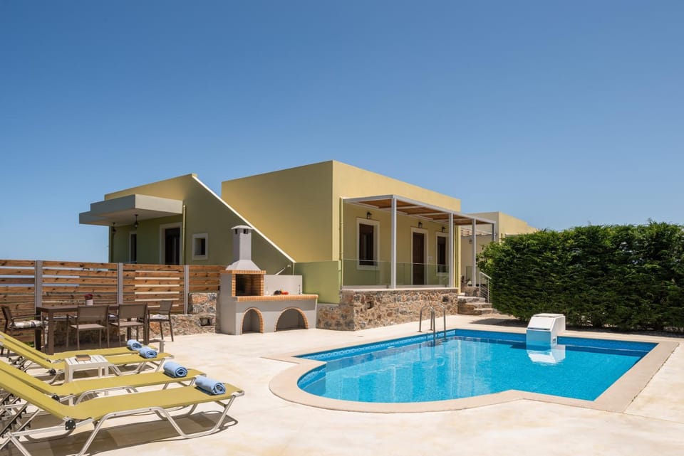 Property building, Patio, Day, Pool view, Swimming pool, sunbed