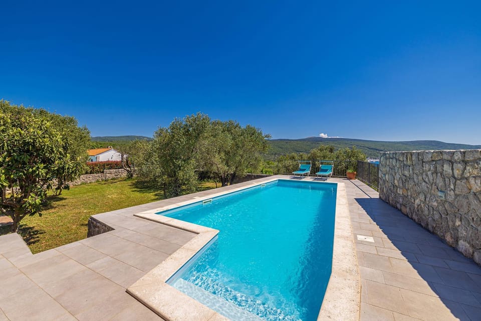 Swimming pool, sunbed