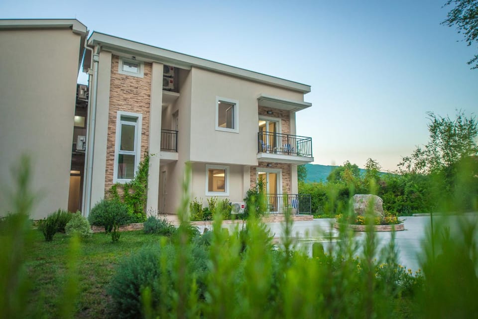Property building, Facade/entrance, Garden, Garden view
