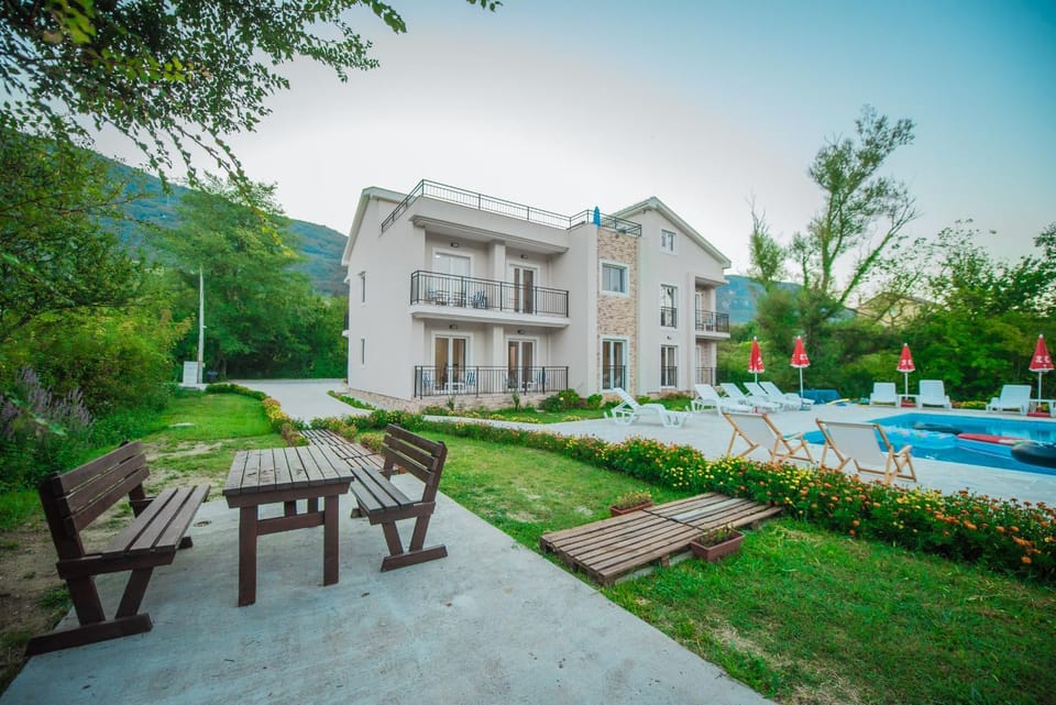 Property building, Patio, Day, Summer, Garden, On site, Swimming pool, Swimming pool, Sunrise