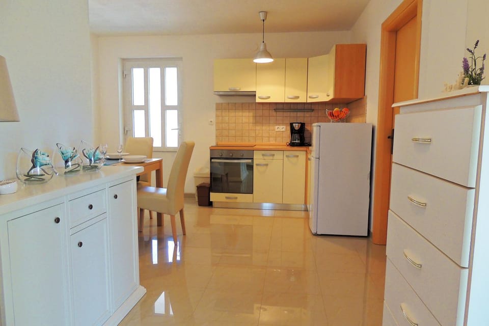 Kitchen or kitchenette, Dining area, dishwasher, oven, stove