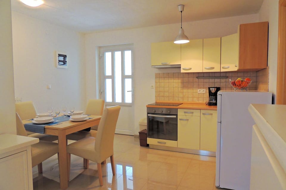 Kitchen or kitchenette, Seating area