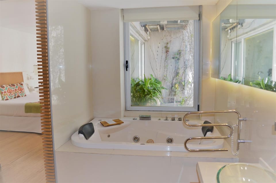 Hot Tub, Bathroom