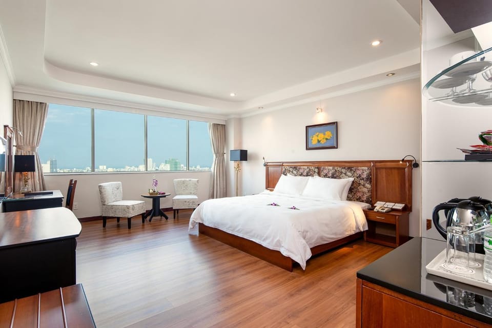 Bed, TV and multimedia, Photo of the whole room, Seating area, Bedroom