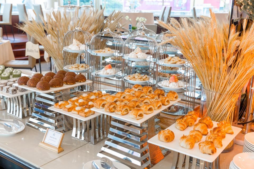 Restaurant/places to eat, Banquet/Function facilities, Food, Buffet breakfast