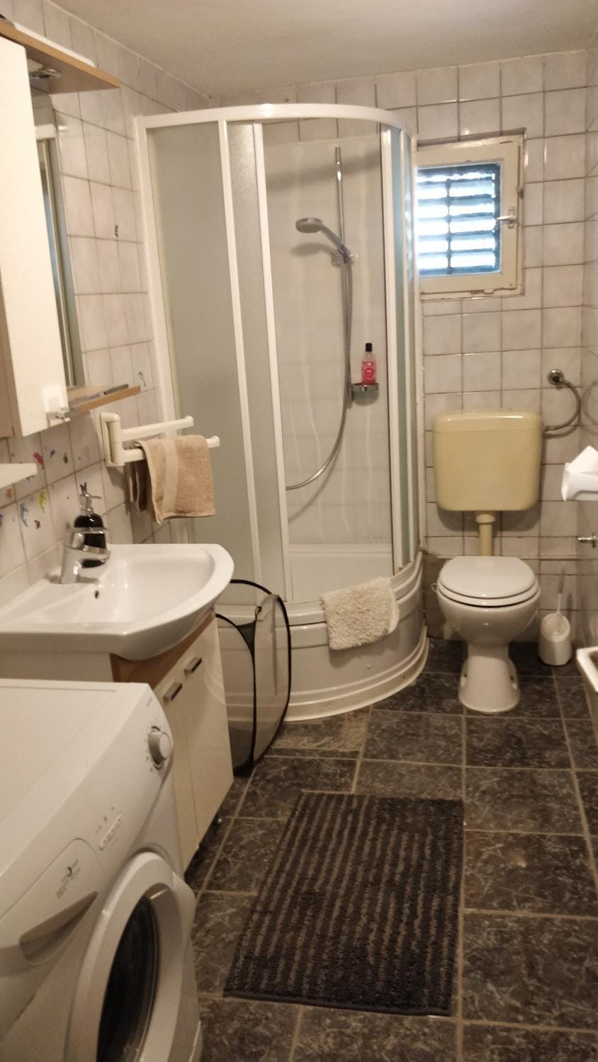Shower, Toilet, Bathroom, towels, washing machine