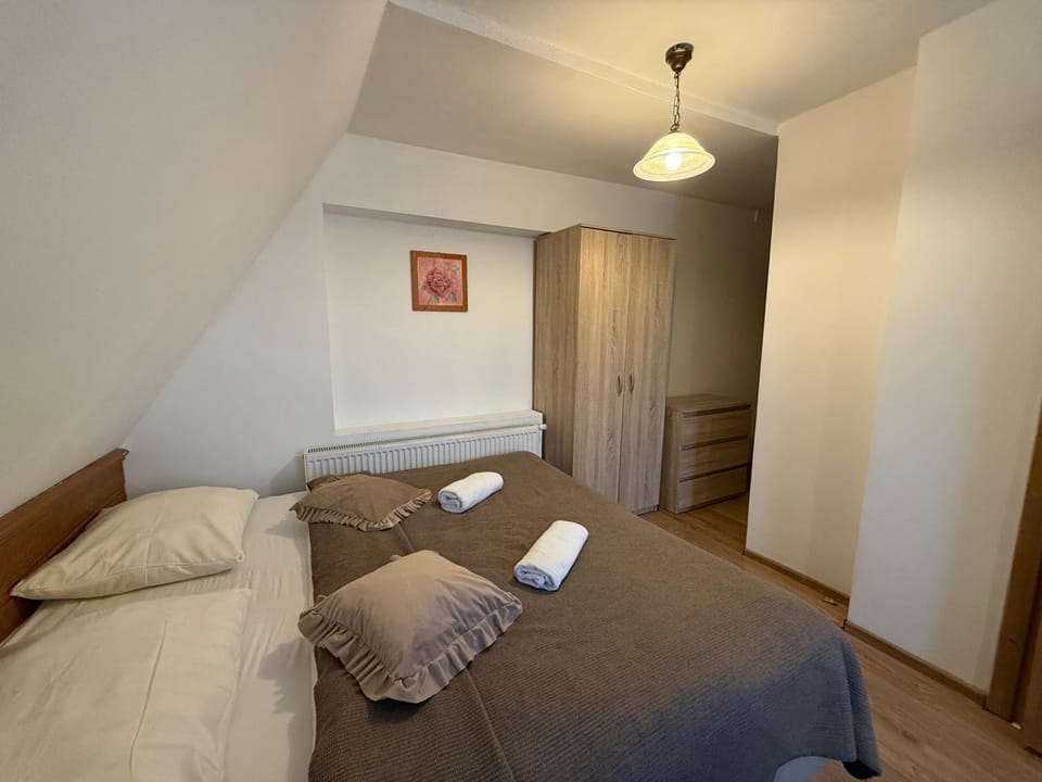 Bed, Photo of the whole room, Bedroom, towels